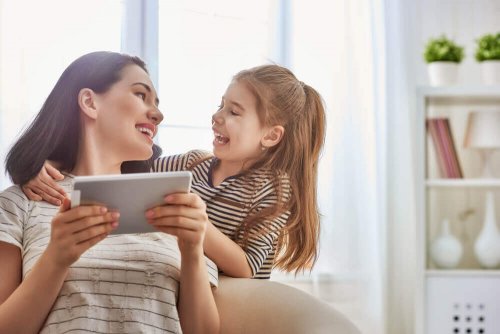 Mamma e figlia con un tablet