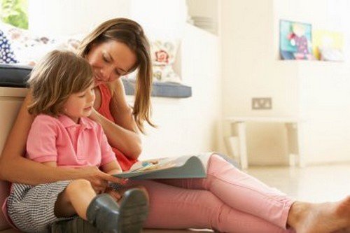 Mamma insegna a leggere alla figlia