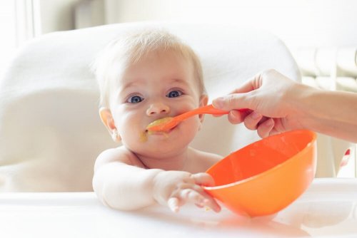 Neonato mangia
