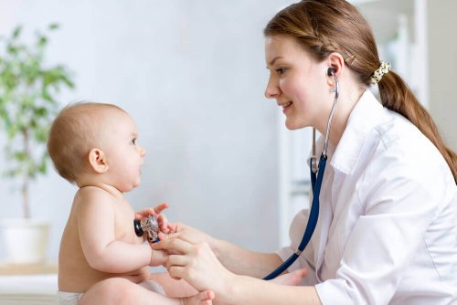 Vermi nei bambini: neonato con la pediatra.
