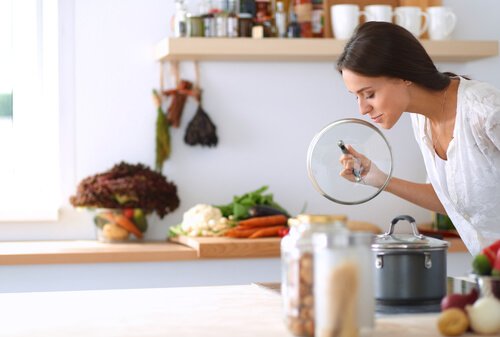 4 trucchi per eliminare i cattivi odori dalla cucina