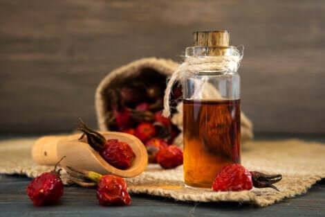Olio di rosa mosqueta per attenuare le occhiaie.