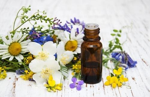 gli oli essenziali sono molto efficaci nell'ammorbidire la pelle
