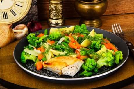 Pollo con verdure per perdere peso rapidamente.