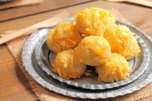 Polpette di platano ripiene di formaggio: 3 ricette