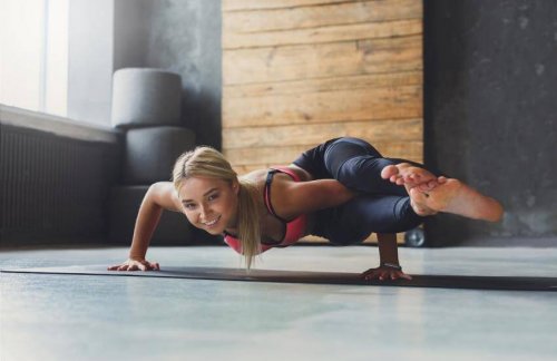 Posizione yoga degli otto angoli