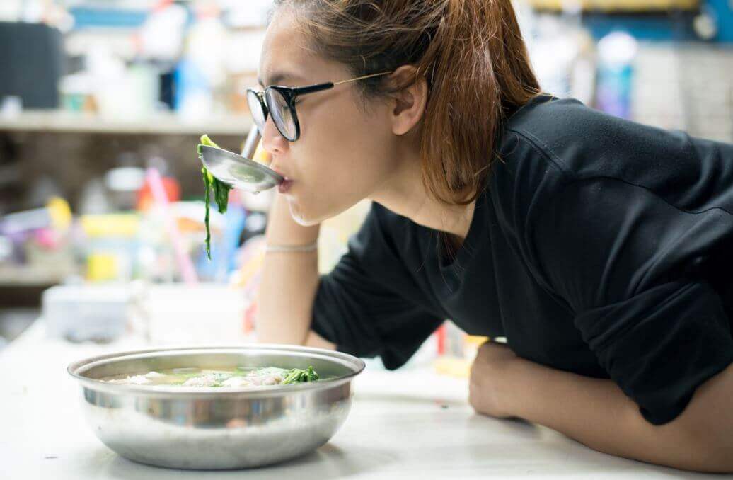 Ragazza che assaggia zuppa di cavolo
