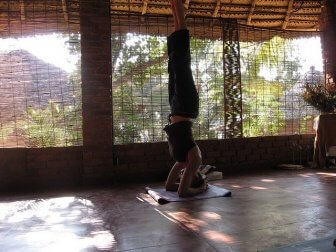Ragazza che fa verticale per esercizi yoga