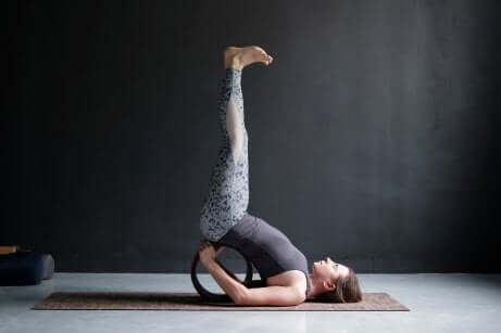 Donna che pratica yoga.