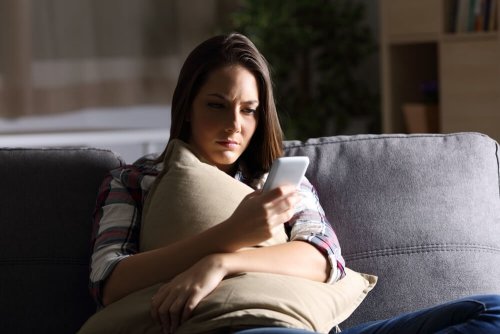 Ragazza con il cellulare in mano