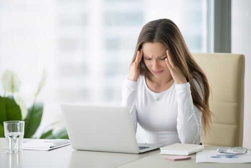 Ragazza stressata al computer