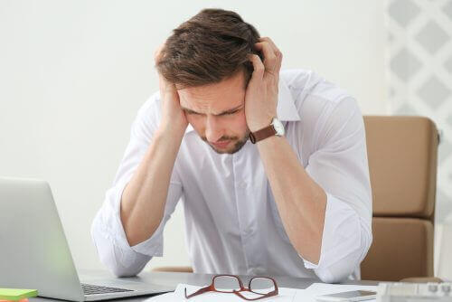 Ragazzo davanti al computer con emicrania