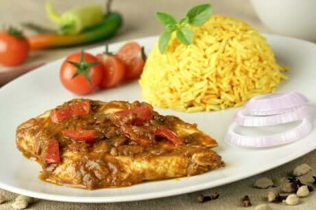 Diete settimanali per perdere peso: riso con pollo al curry.