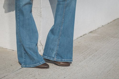 Jeans con scarpe marroni