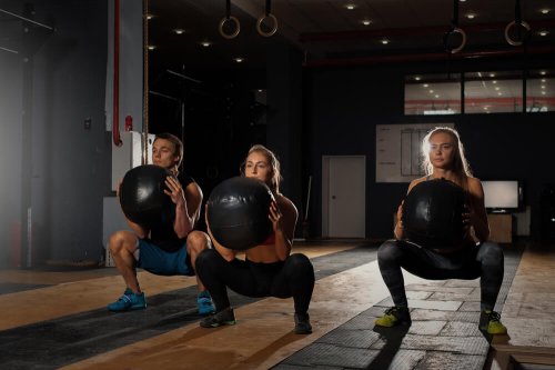 Squat con la palla da ginnastica