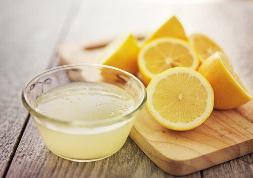 Succo di limone e limone tagliato a pezzi