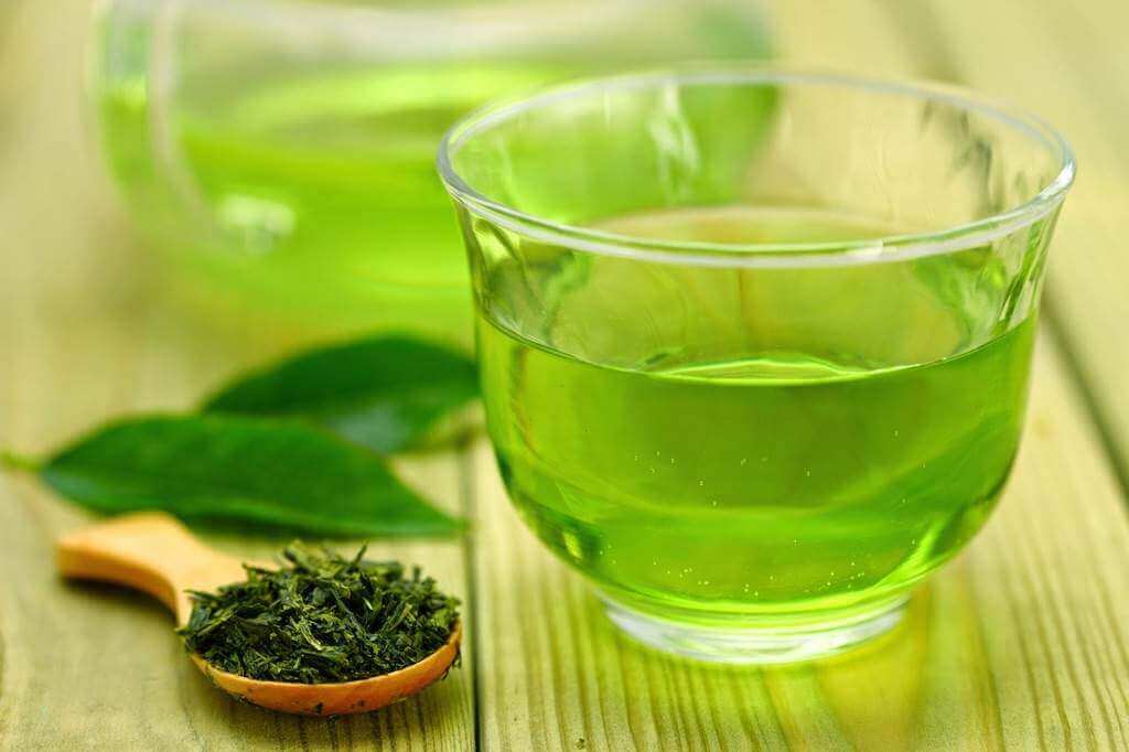 Tè verde in bicchiere di vetro