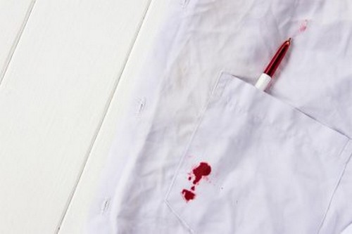 Eliminare le macchie d'inchiostro dai vestiti di vostro figlio