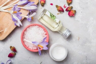 Come usare il sale marino per combattere i capelli grassi