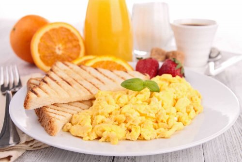 Uova strapazzate a colazione