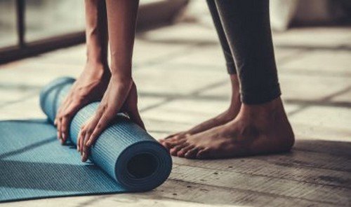 Tappetino per realizzare posizioni yoga