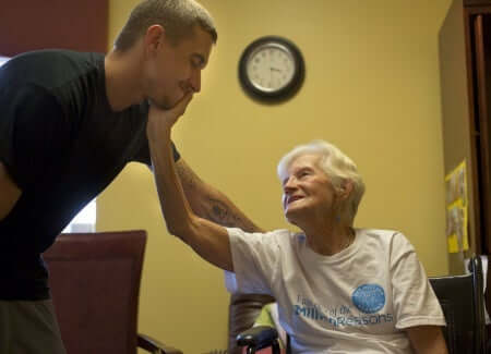 Principio di Alzheimer: donna anziana che accarezza un giovane.