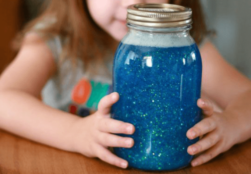 Bambina con barattolo della calma in mano