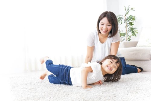 Mamma e figlia giocano sul tappeto