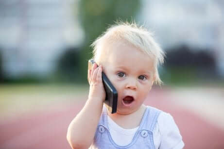 Bambino che si perde: bambino con cellulare.