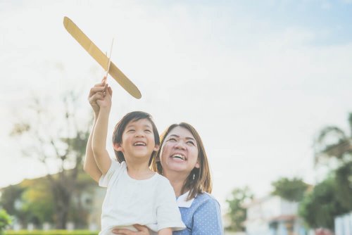 Bambino gioca con la mamma