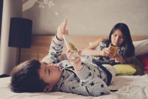 Bambino e madre giocano con tablet