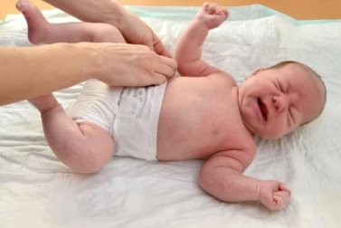 Svegliare il bambino per cambiargli il pannolino?