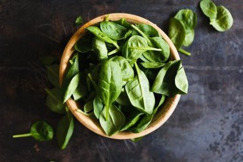 Spinaci per preparare crema di spinaci e formaggio