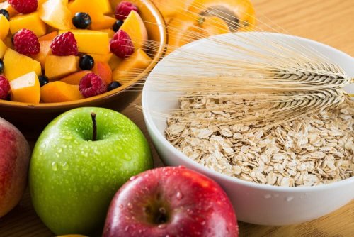 Desayuno saludable con avena y fruta