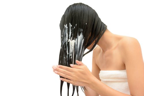 Donna che applica maschera per capelli