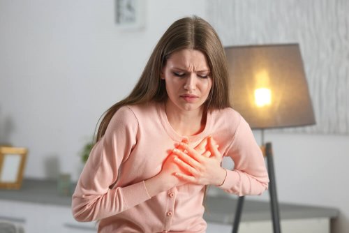 Donna avverte dolore al petto