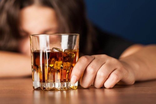 Donna che beve alcolici