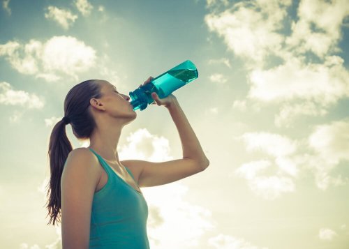 Donna che beve acqua