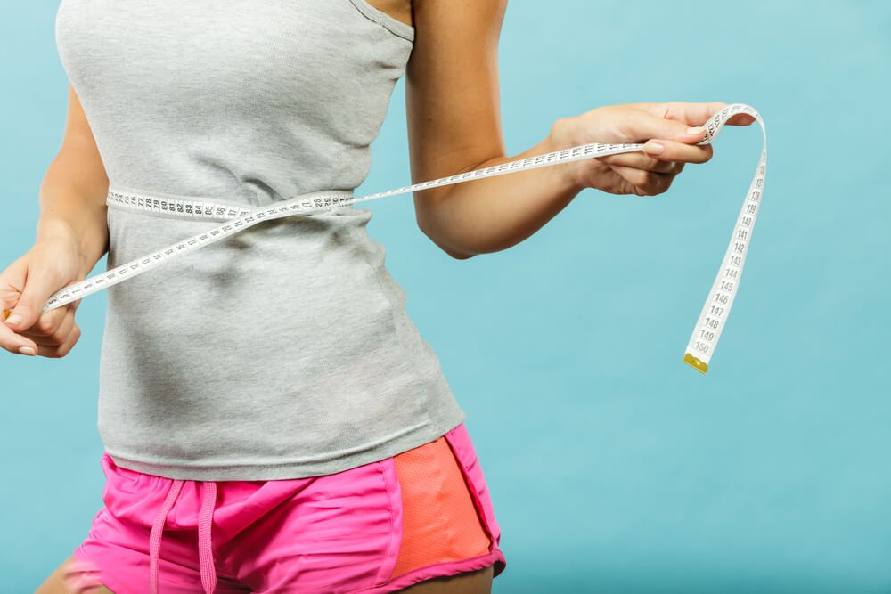Donna vestita da sport con metro