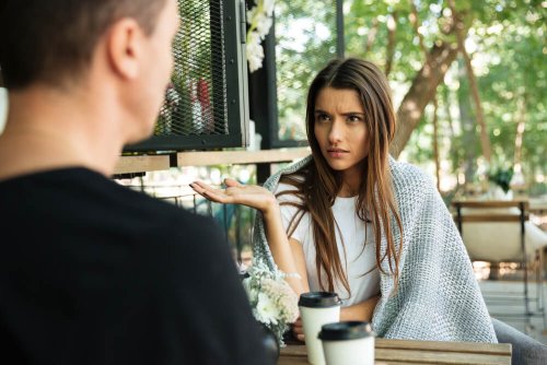 Ragazza al bar si confronta con il partner