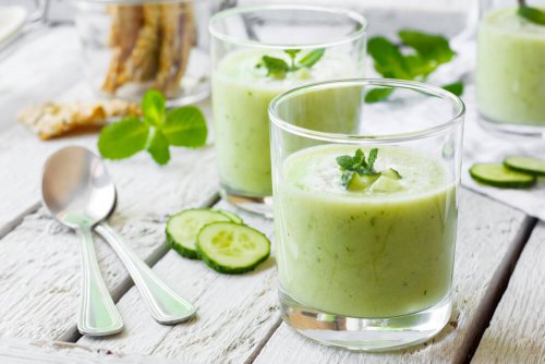 Batido verde hecho de pepino