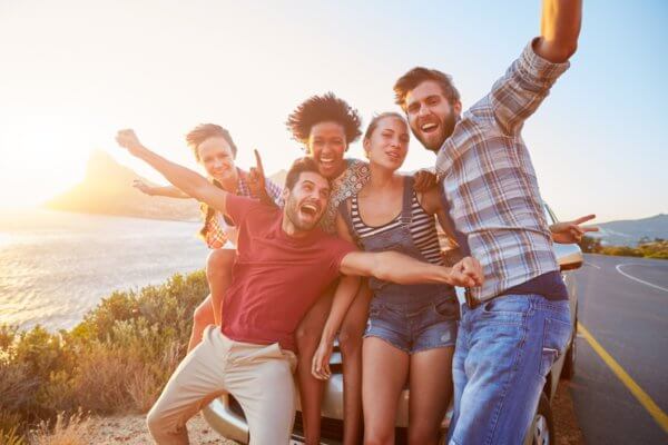 Gruppo di amici sorridenti