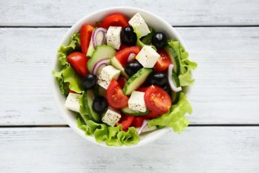 Insalata greca: deliziosa ricetta per sorprendere gli ospiti