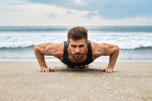 Ragazzo si esercita in spiaggia