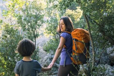 Madre e figlio a passeggio nei boschi.