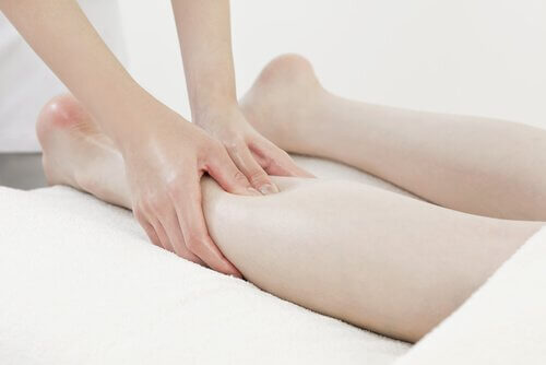 Massaggio alle gambe
