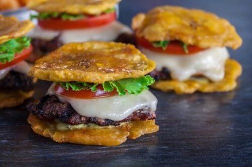 Patacones venezuelani: deliziose frittelle di platano farcite