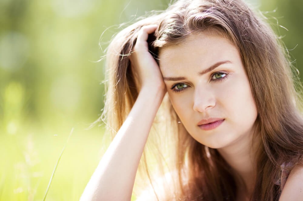 Primo piano di donna sovrappensiero