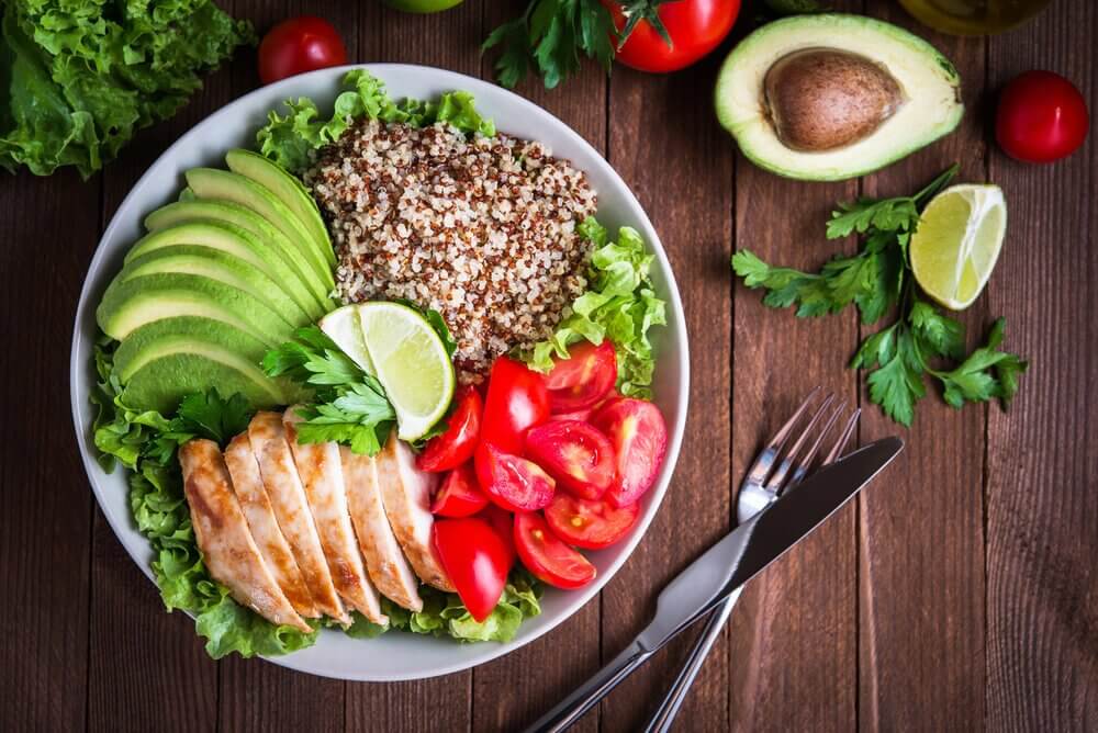 Quinoa, pollo, verdure, avocado