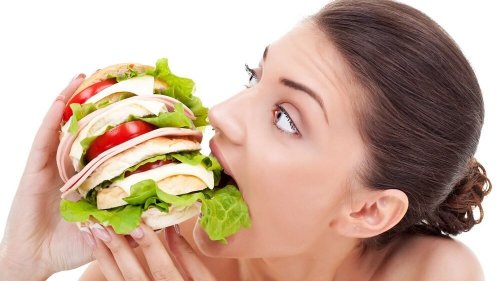 Ragazza divora un panino